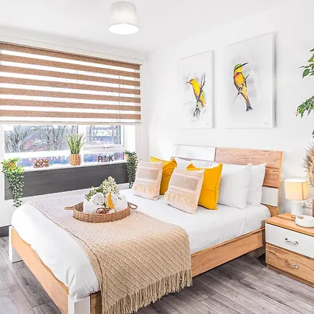 The Cozy Chapter - Spacious Apartments Near Manchester City Centre & Old Trafford-2