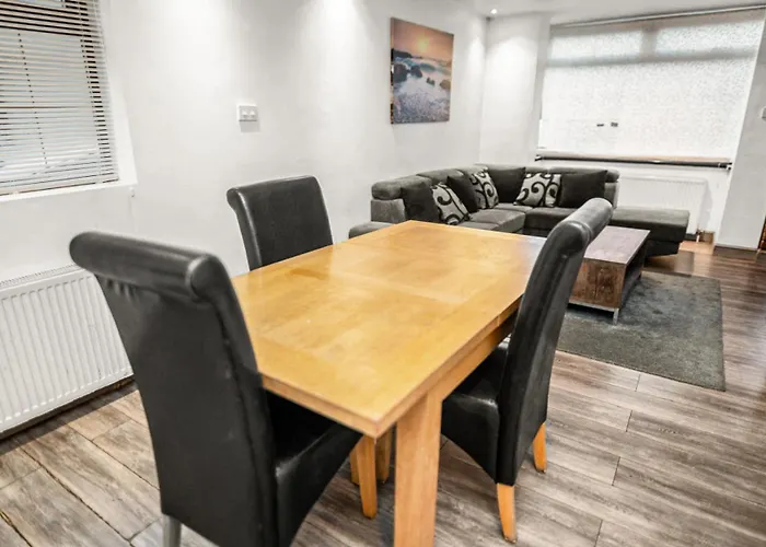 Central Manchester Family-Friendly Home With Free Parking And Workspace
