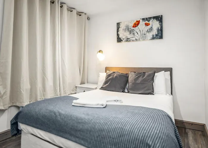 Central Manchester Family-Friendly Home With Free Parking And Workspace